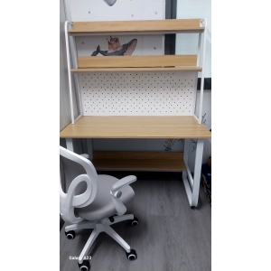 bàn làm việc học tập có kệ tiện lợi 